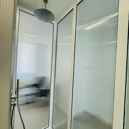 Maison Lyo - Luxueuse - Lit King Size & Double Head Shower Appartement
